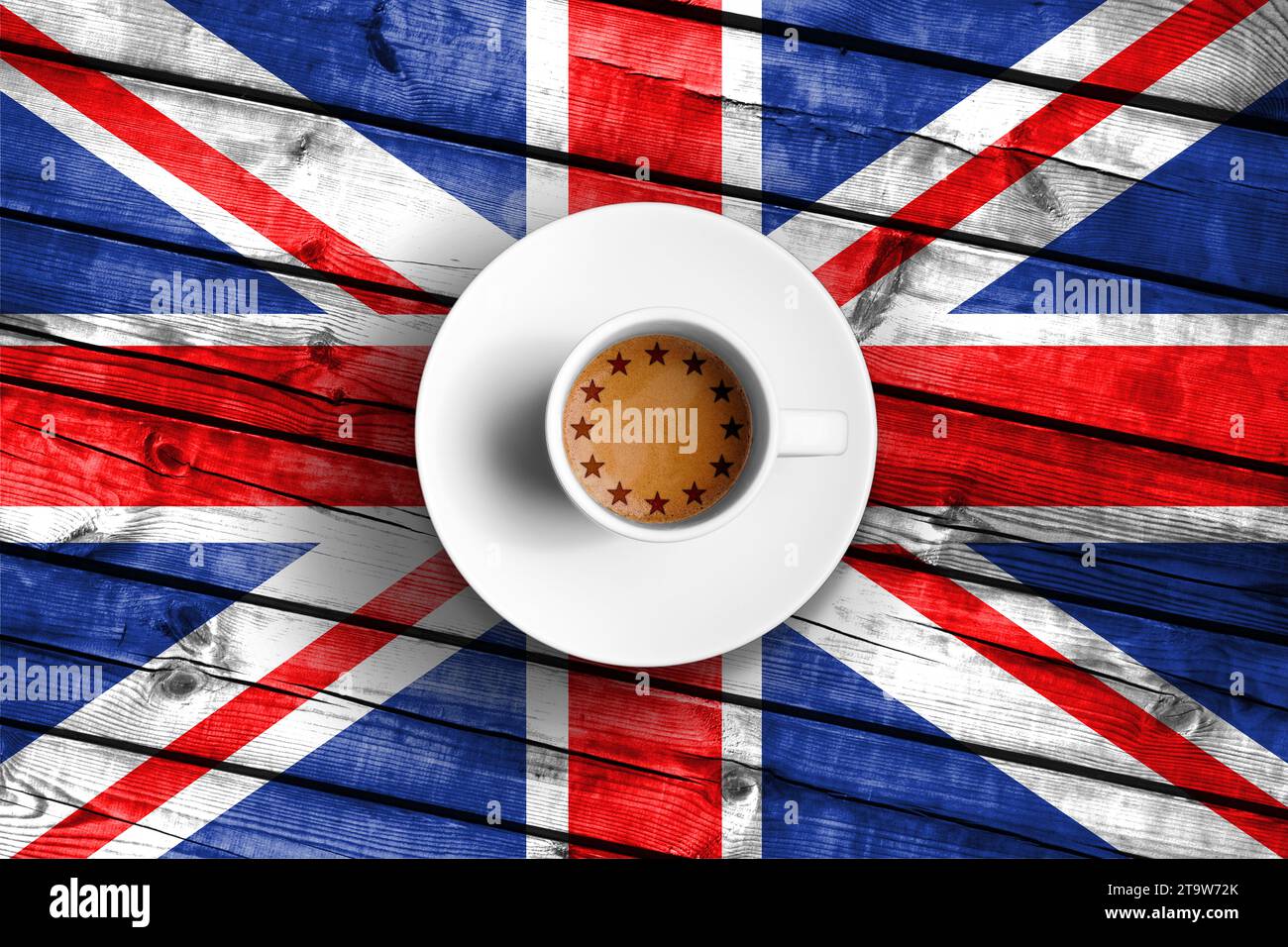Tazza di caffè brexit con bandiera dell'unione europea su legno grunge bandiera del regno unito, referendum per l'uscita dal regno unito Foto Stock