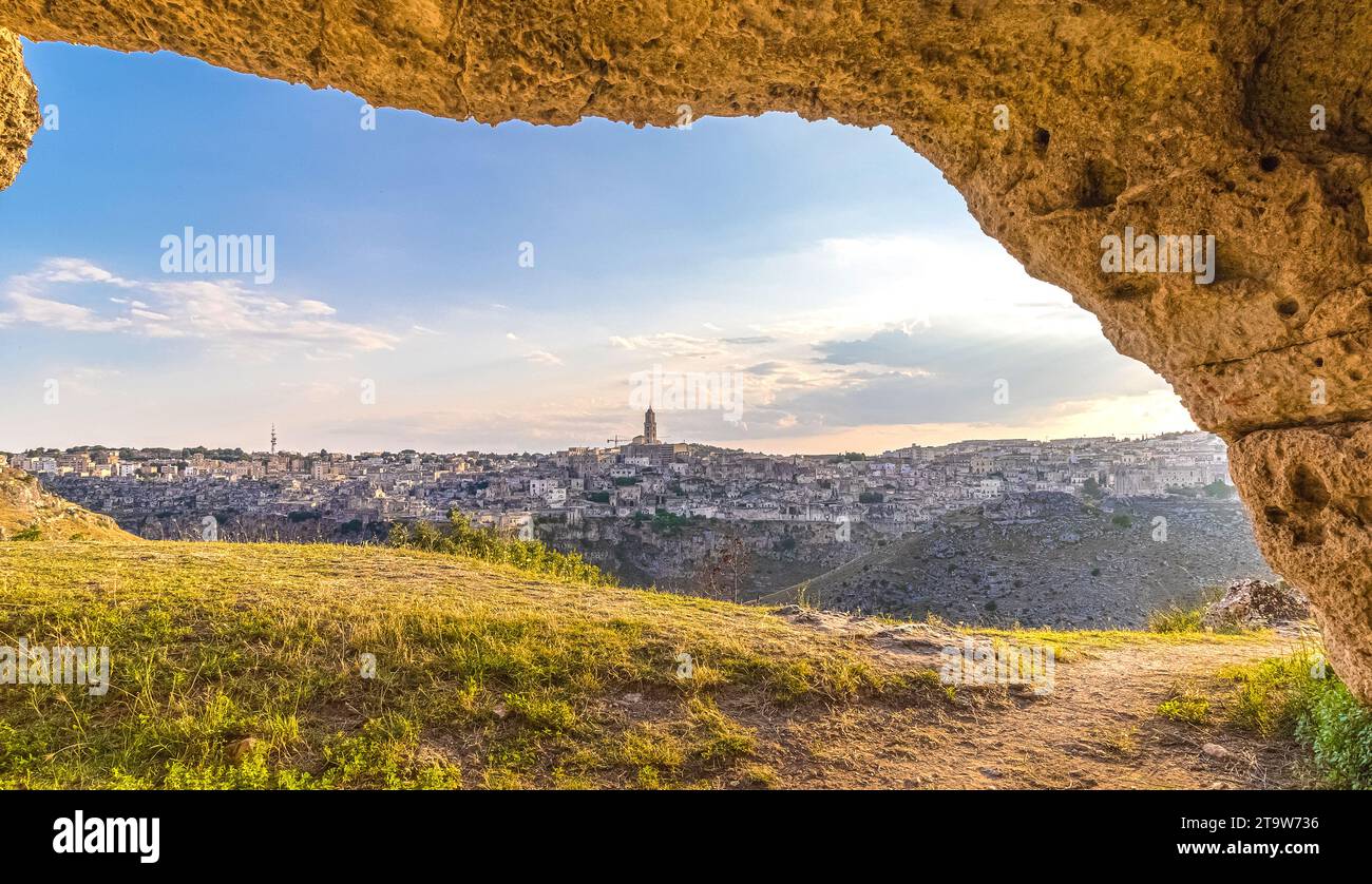 Vista panoramica attraverso la grotta dei sassi di Matera, basilicata, Italia. Capitale europea della cultura dell'UNESCO 2019 sotto il cielo blu Foto Stock