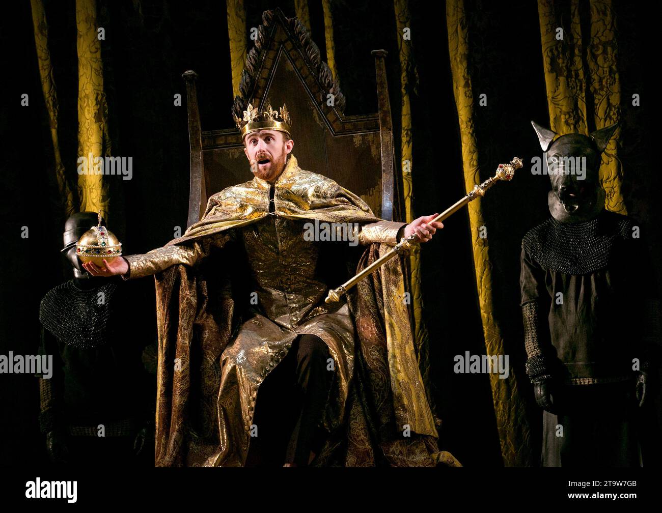 John Heffernan (Edward II) in EDWARD II di Christopher Marlowe all'Olivier Theatre, National Theatre (NT), Londra SE1 04/09/2013 scenografia: Lizzie Clachan costumi: Alex Lowde illuminazione: James Farncombe regista: Joe Hill-Gibbons Foto Stock