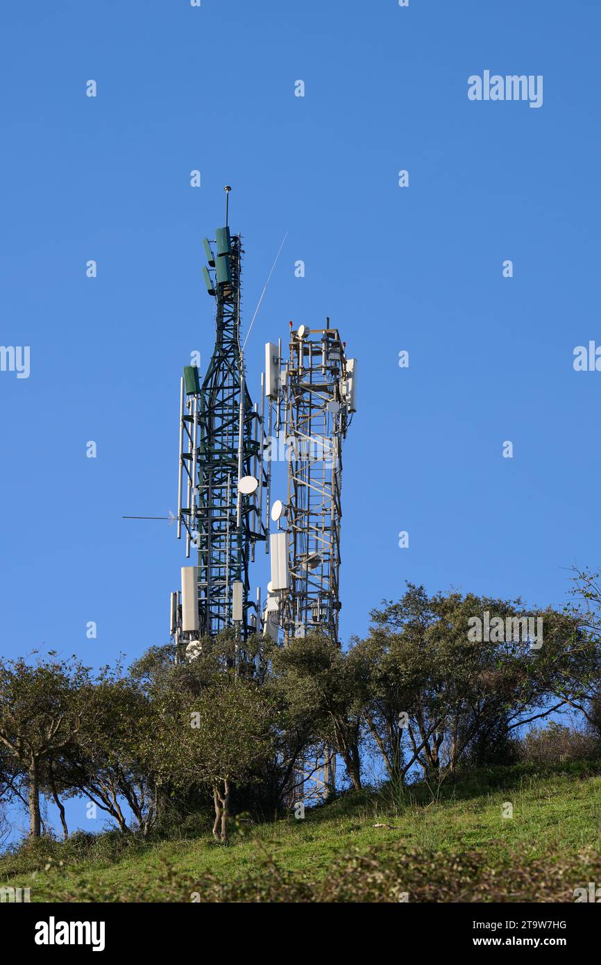 La torre del telefono cellulare emette segnali 5G. L'antenna trasmette onde elettromagnetiche. Foto Stock