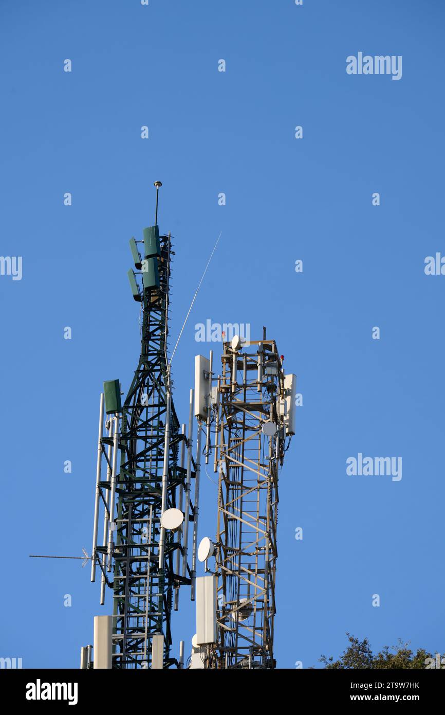 La torre del telefono cellulare emette segnali 5G. L'antenna trasmette onde elettromagnetiche. Foto Stock