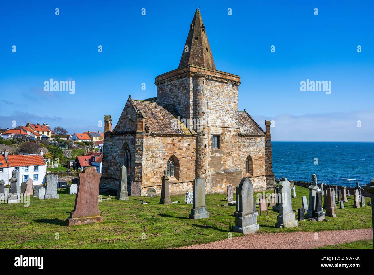 Vista della chiesa parrocchiale di St Monans, conosciuta come "Auld Kirk", nella pittoresca cittadina costiera di St Monans, nella zona est di Neuk, Fife, Scozia, Regno Unito Foto Stock