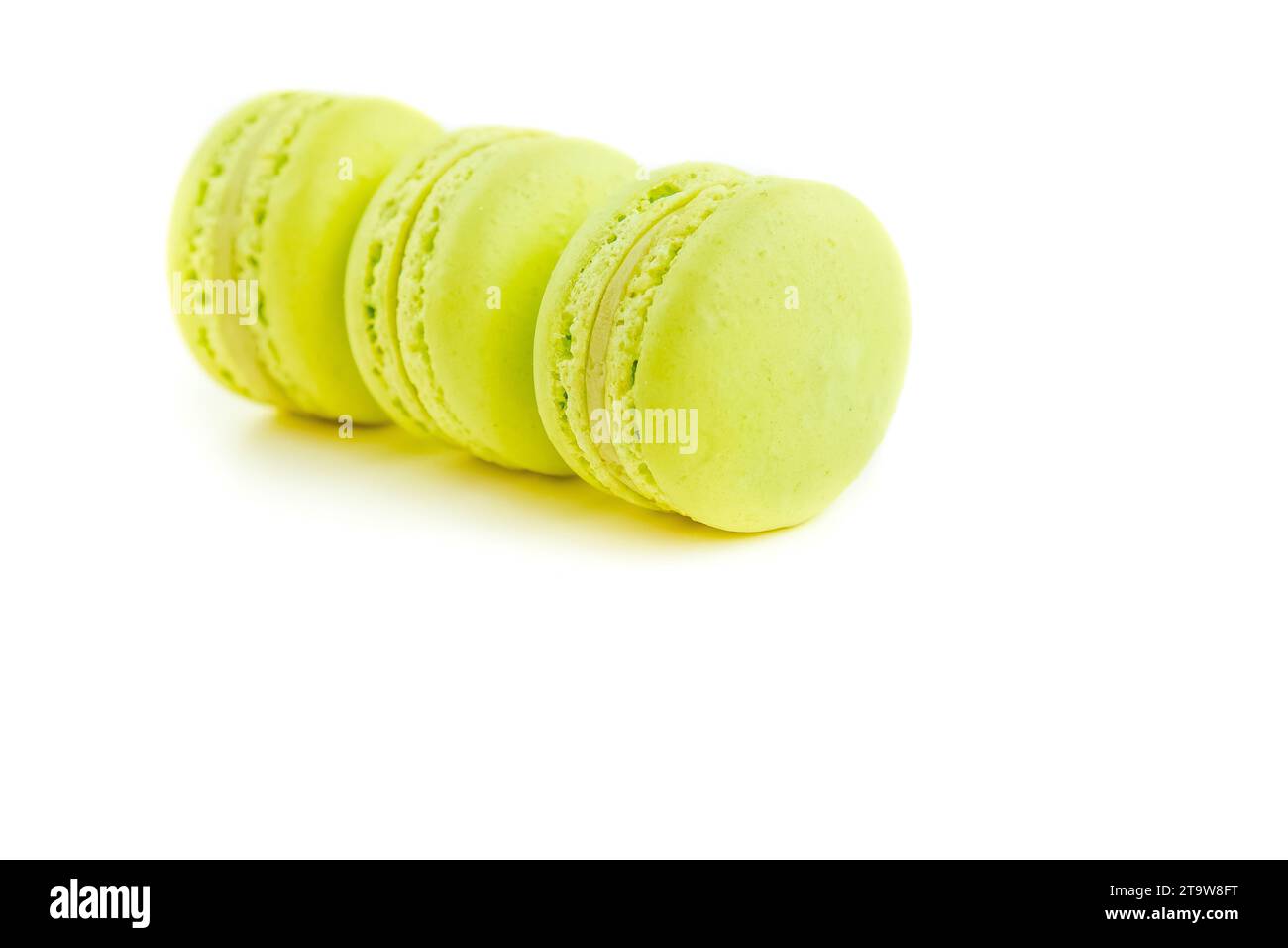 tre macaron verdi impilati isolati su sfondo bianco, dolce maccarone e dessert colorato Foto Stock