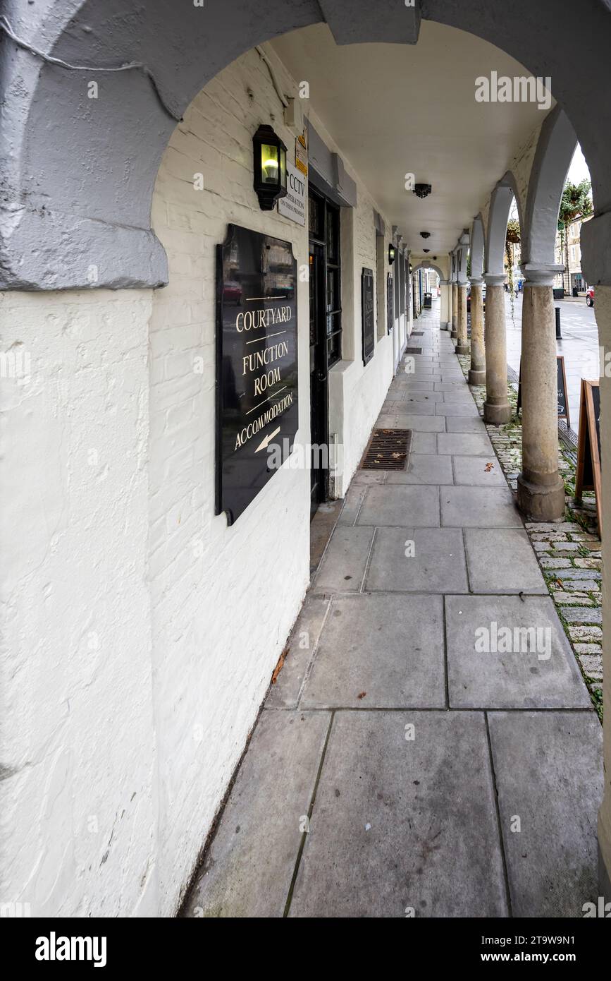 Passerella ad arco e ingresso all'Old Bell Hotel - 14th Century Coaching Inn - a Warminster, Wiltshire, Regno Unito il 27 novembre 2023 Foto Stock