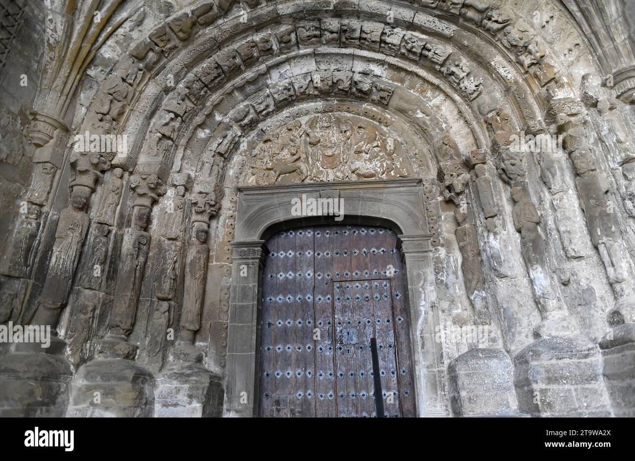 SOS del Rey Católico, città medievale. Portale della chiesa di San Esteban (romanico, XII secolo). Cinco Villas, Saragozza, Aragón, Spagna. Foto Stock