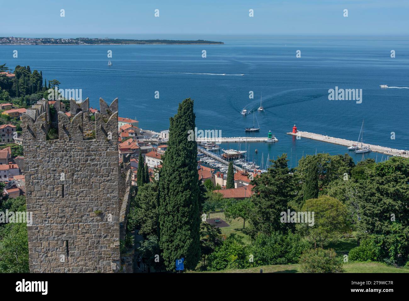 Vista aerea iconica della città portuale di pescatori di Pirano, Slovenia, sulla riviera del Mare Adriatico nel Mar Mediterraneo Foto Stock