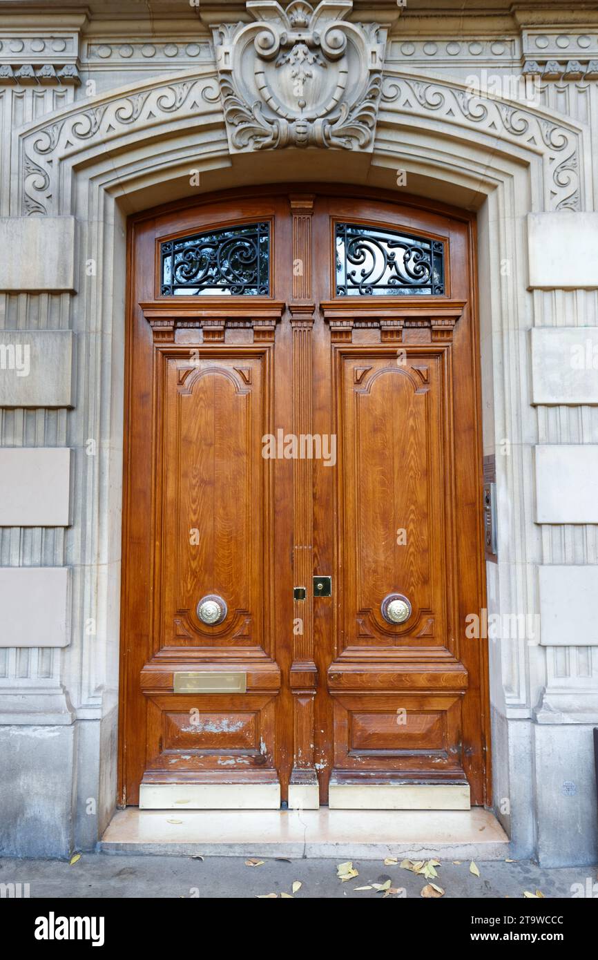 Vecchia porta ornata a Parigi, Francia - tipico vecchio edificio di appartamenti. Foto Stock