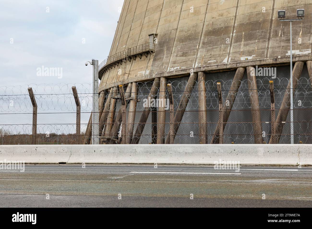 Torre di raffreddamento della centrale nucleare con acqua in funzione durante il processo di raffreddamento Foto Stock