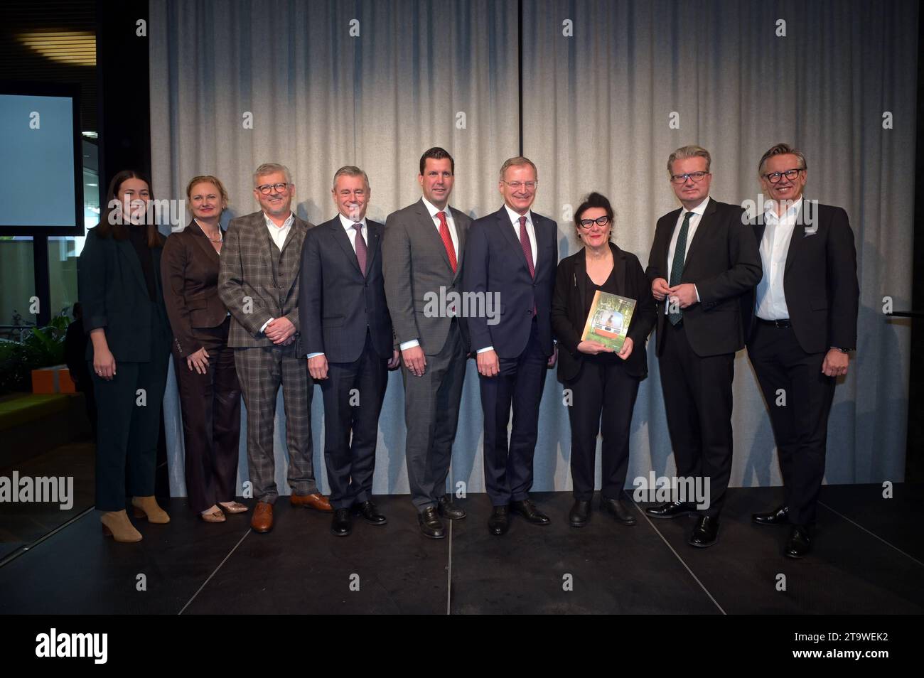 Pressekonferenz zur Eröffnung des Jahres der europäischen Kulturhauptstadt 2024 Salzkammergut, Bad Ischl, AM 27.11.2023. DAS Bild zeigt v.l.n.r.: Stadträtin Marija Gavric, kaufmännische Direktorin von Salzkammergut 2024, Manuela Reichert, Kulturstadtrat Gmunden, Andreas Hecht, CEO Raiffeisenlandesbank OÖ, Heinrich Schaller, Bürgermeister der Stadt Gmunden, Stefan Krapf, Landeshauptmann des Oberösterreich Bundeslandes österreichischen, Thomas Stelzer, künstlerische Leiterin von Salzkammergut 2024 Elisabeth Schweeger, Landeshauptmann des österreichischen Bundeslandes Steiermark, Christopher Drex Foto Stock