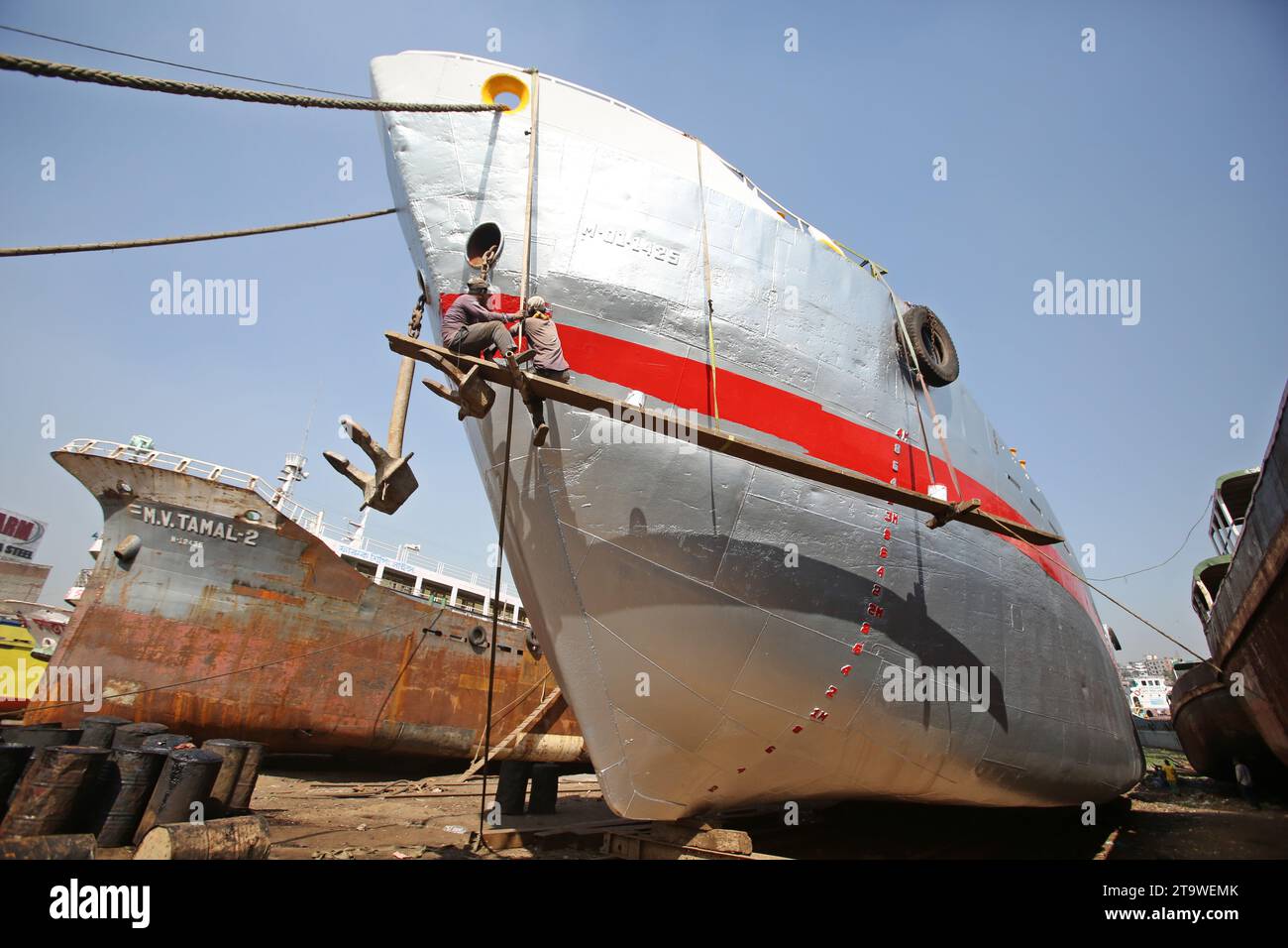 I lavoratori del cantiere hanno visto riparare le navi sul molo. L'industria cantieristica in Bangladesh si sta diffondendo rapidamente, lavoratori provenienti da varie parti del paese Foto Stock