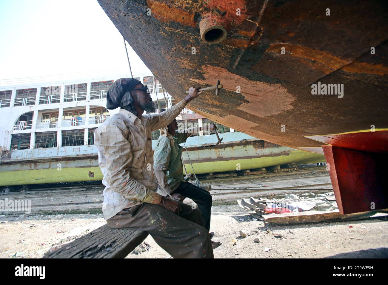 Dhaka, Wari, Bangladesh. 26 novembre 2023. I lavoratori del cantiere hanno visto riparare le navi sul molo. L'industria cantieristica in Bangladesh si sta diffondendo rapidamente, i lavoratori di varie parti del paese lavorano nella costruzione e riparazione di grandi navi, essendo una fonte di lavoro a basso costo. Il 27 novembre 2023 a Dacca, Bangladesh. (Immagine di credito: © Habibur Rahman/ZUMA Press Wire) SOLO USO EDITORIALE! Non per USO commerciale! Foto Stock