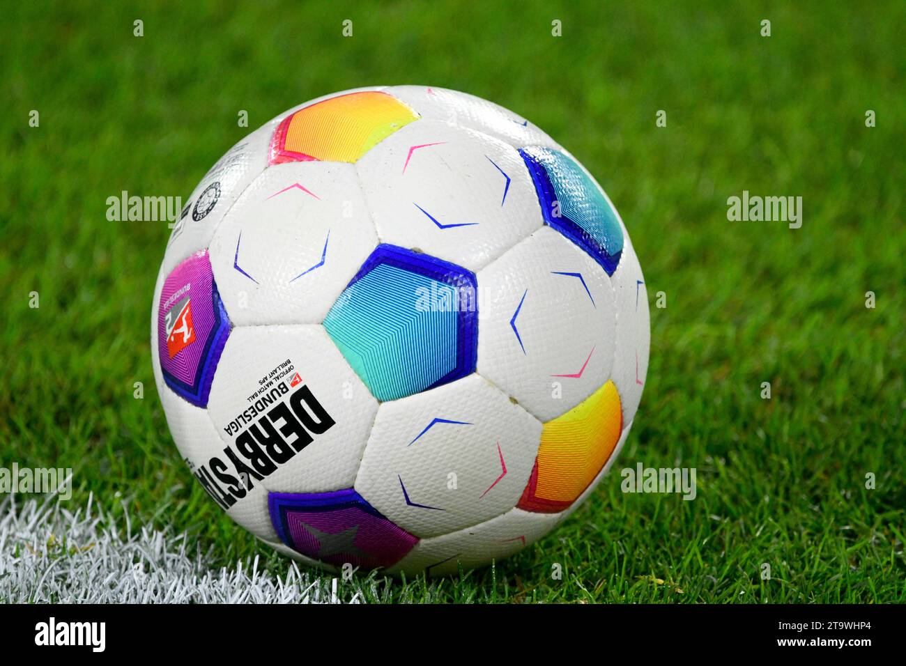 Merkur Spielarena Duesseldorf Germania, 25.11.2023, calcio: 2.nd Bundesliga stagione 2023/24 giorno 14, fortuna Dusseldorf (F95) vs Schalke 04 (S04) - Derbystar Official Match ball Foto Stock