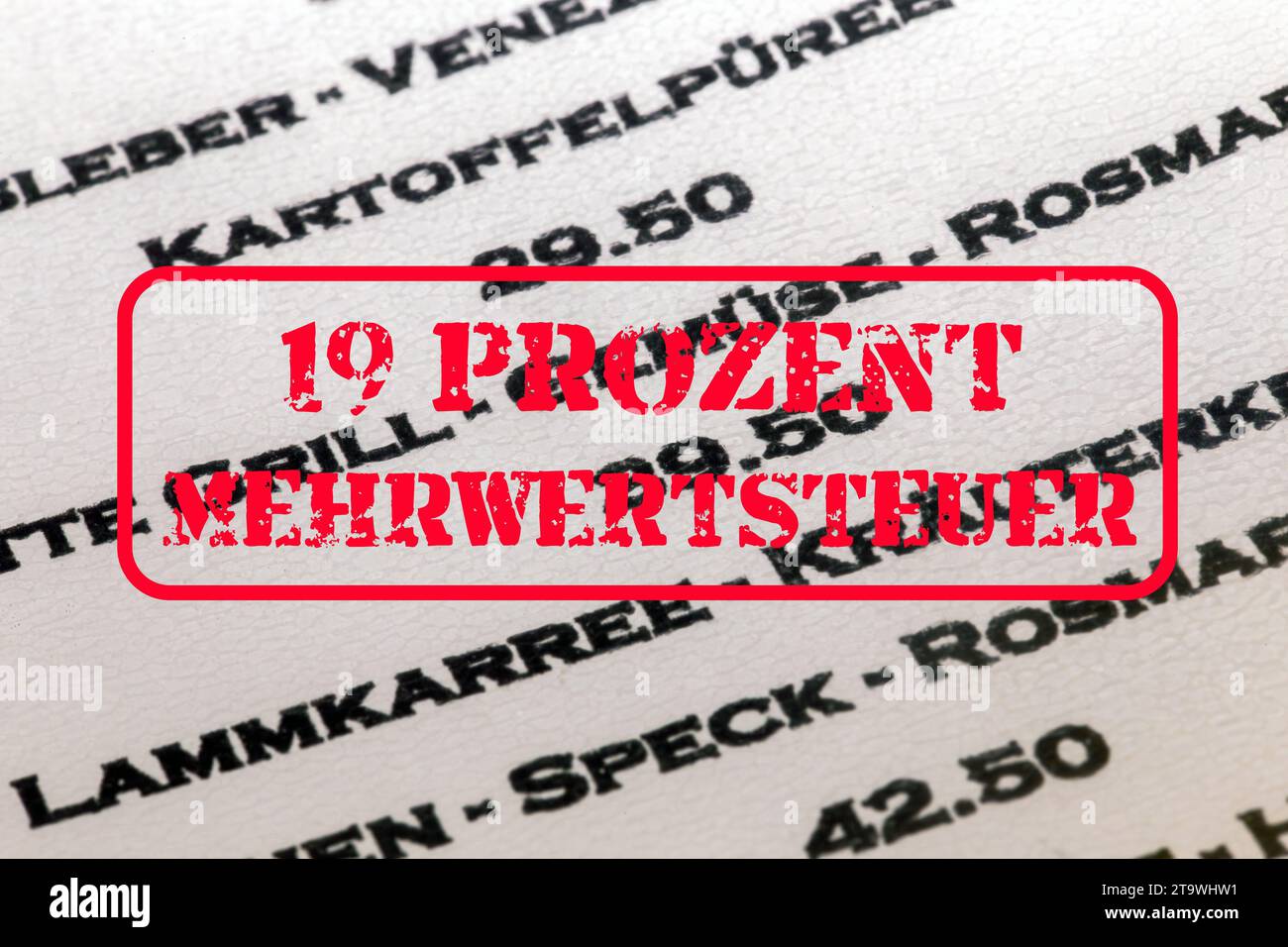 Immagine simbolo dell'aumento dell'IVA nel settore della ristorazione (Germania): Primo piano di un menu, sopra di esso un timbro con l'iscrizione 19 PROZENT MEHRWERTSTEUER (19 Foto Stock