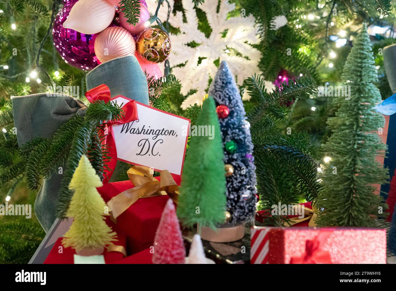 La Casa Bianca di Washington, DC decorata per le vacanze invernali del 2023, con il tema Magic, Wonder and Joy, 27 novembre 2023. Copyright: XChrisxKleponisx/xCNPx/MediaPunchx credito: Imago/Alamy Live News Foto Stock
