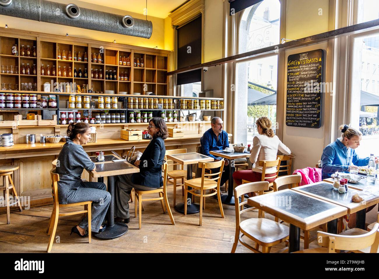 All'interno della caffetteria e gastronomia Tout Bon in Luxembourg Square, Bruxelles, Belgio Foto Stock