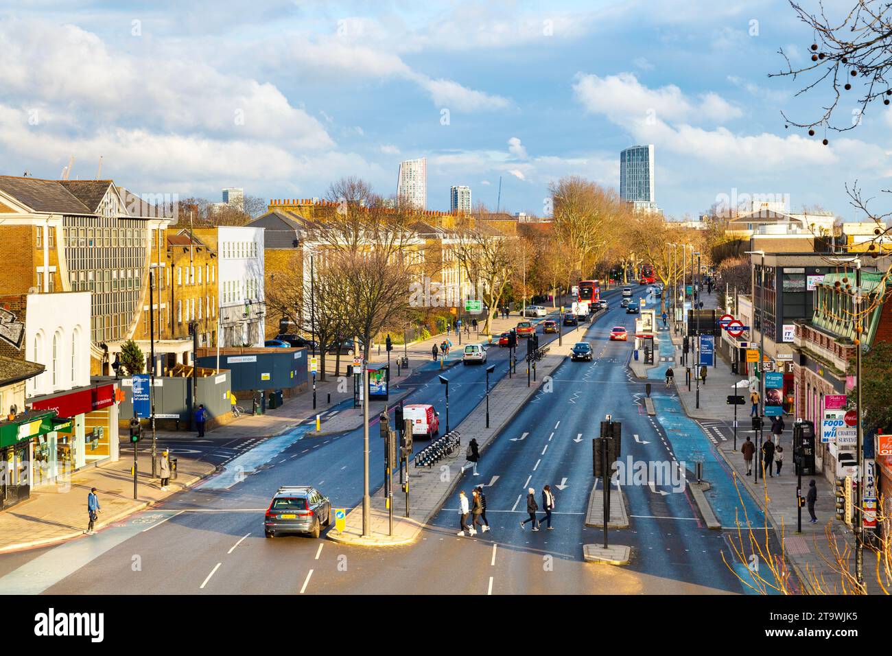 Vista di Mile End Road e della stazione della metropolitana di Mile End, Londra, Inghilterra Foto Stock