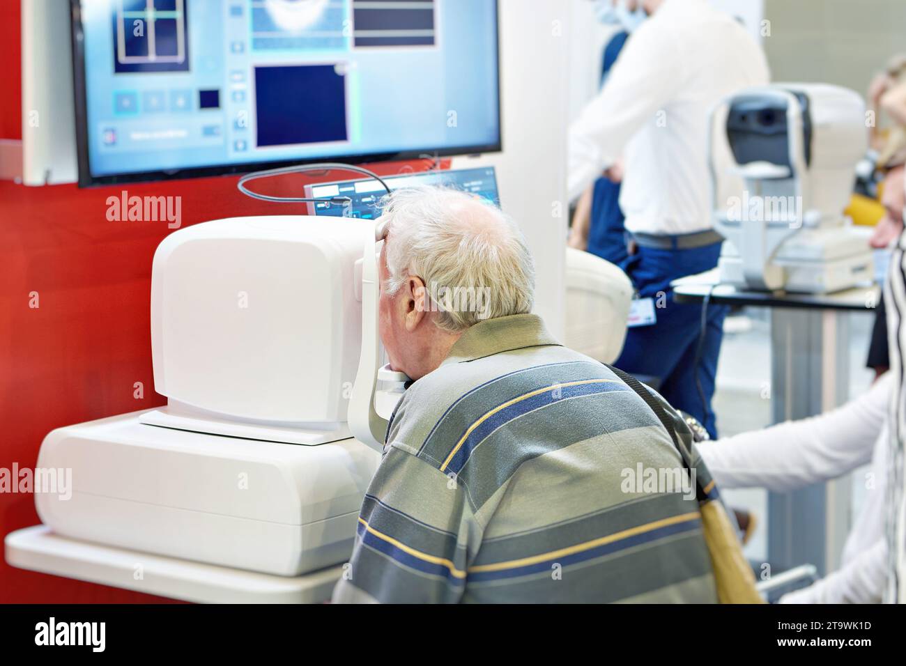 Medico e paziente con tomografo ottico coerente oftalmico spettrale e monitor Foto Stock
