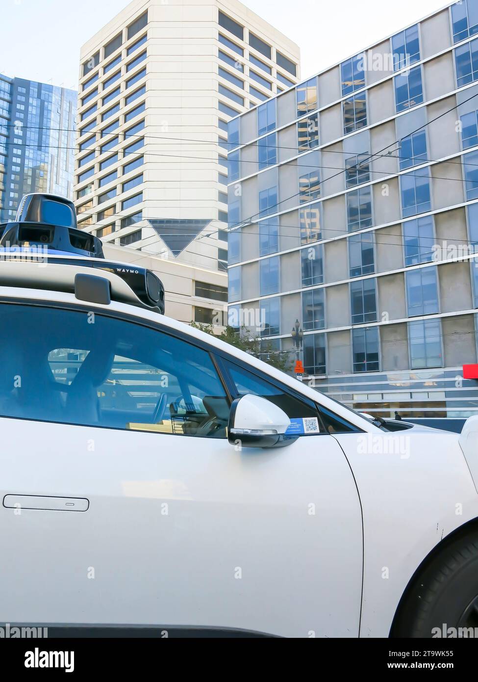 Veicolo a guida autonoma in una delle principali strade della città Foto Stock