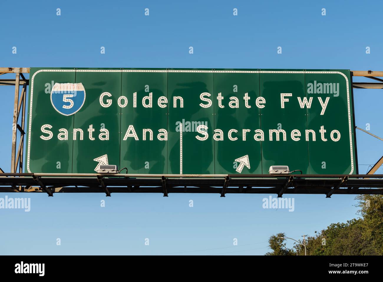 Vista dell'Interstate 5, segnale della Golden State Freeway per Santa Ana o Sacramento a Los Angeles, California. Foto Stock