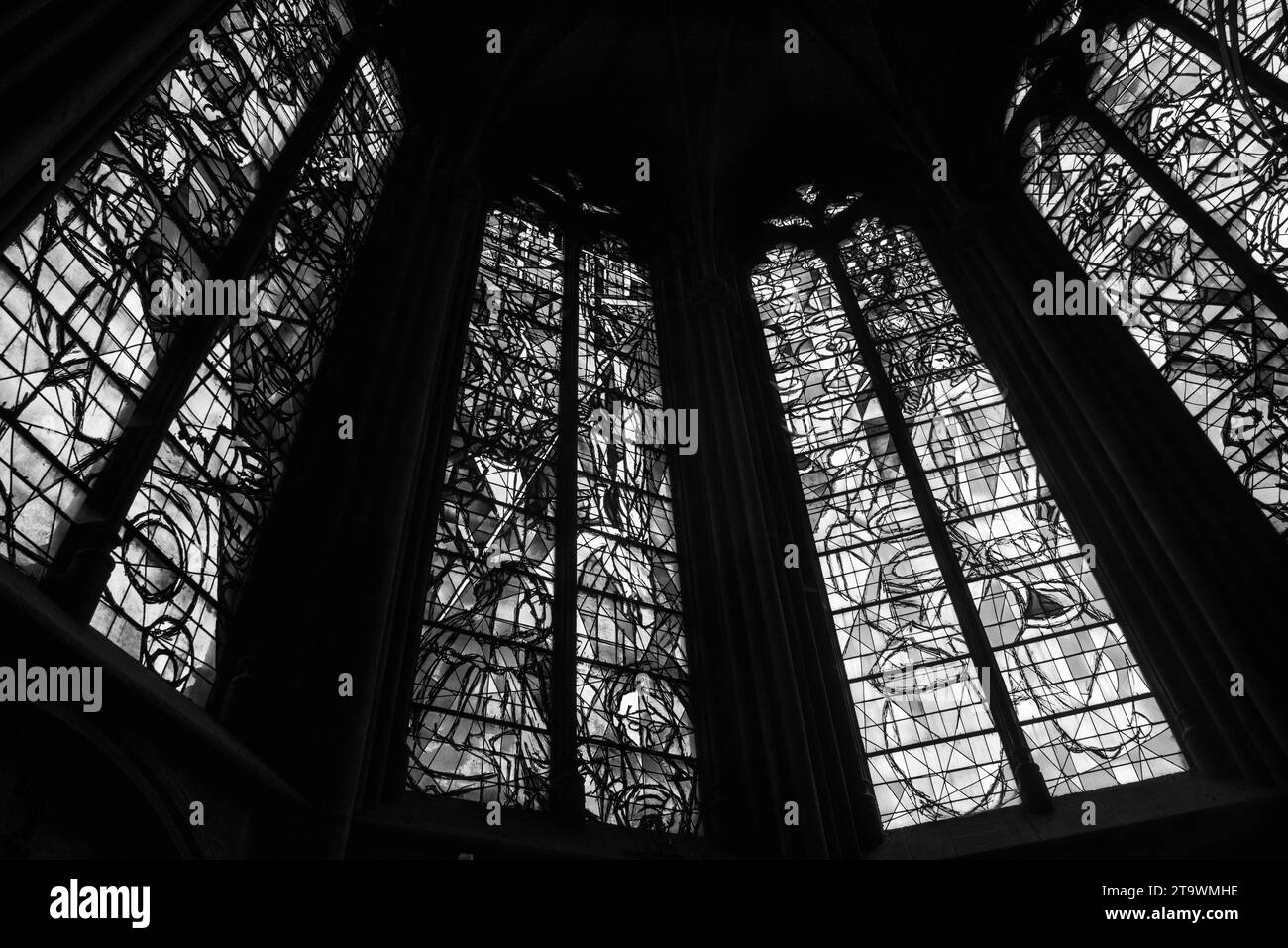 Vetri colorati di Jacques Villon che rappresentano l'ultima cena, la Crocifissione, la Pasqua nella cattedrale di Saint Etienne a Metz, in Francia. Foto storica in bianco e nero Foto Stock