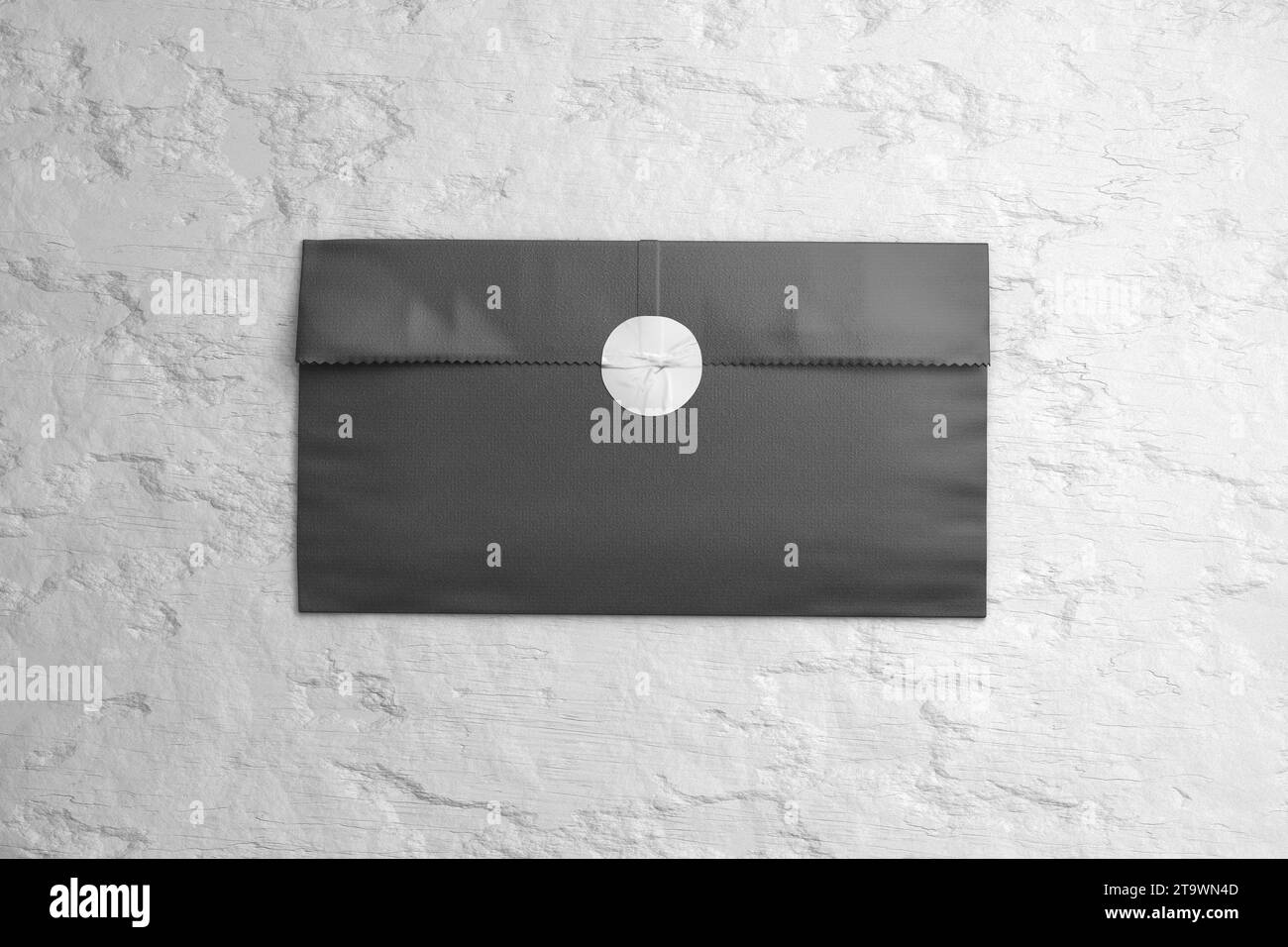 Sacchetto di carta quadrata nero vuoto con mockup adesivo bianco, Foto Stock