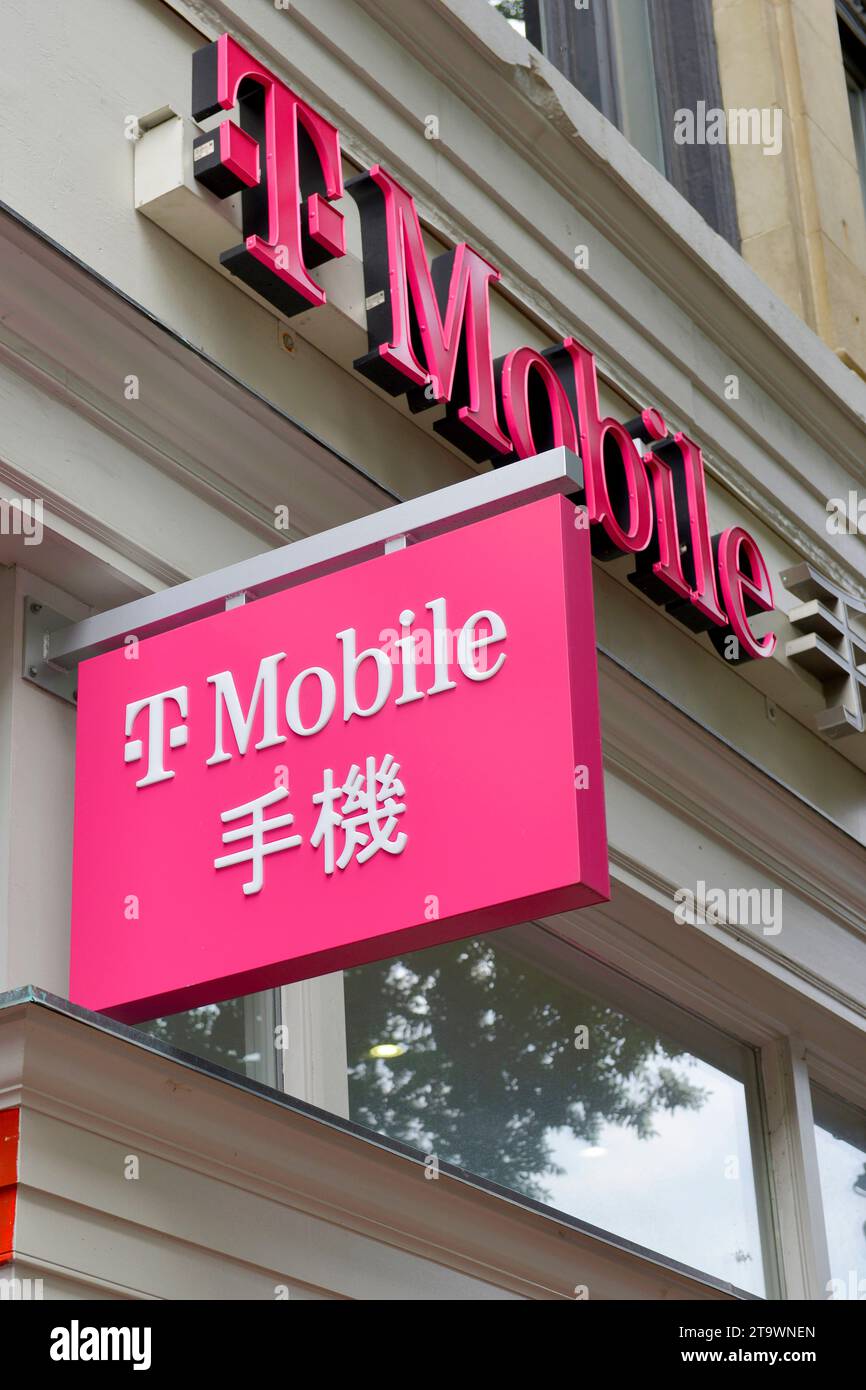 Logo aziendale T-Mobile visibile a Chinatown, NW, Washington DC Foto Stock