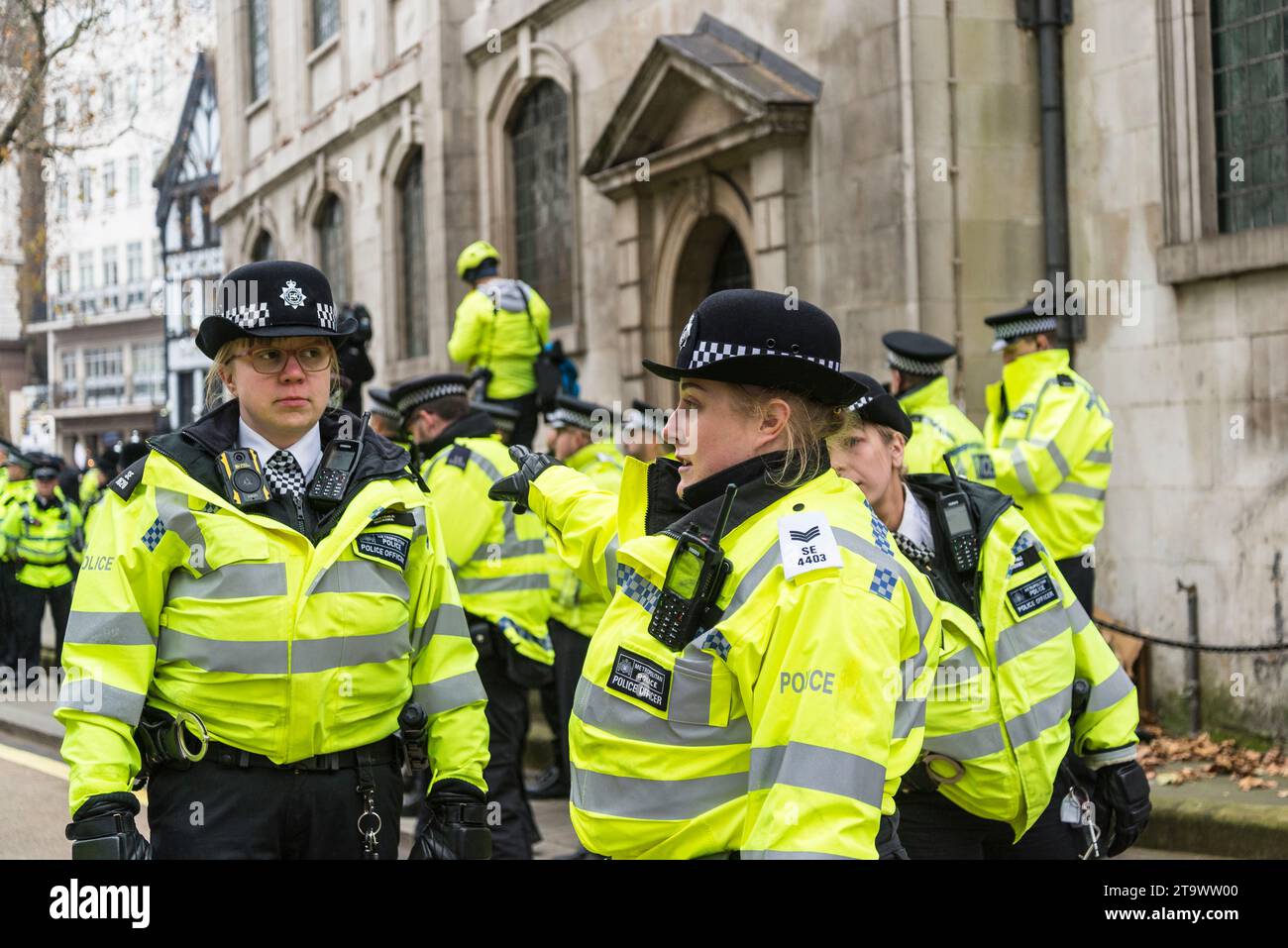 Polizia extra reclutata per sorvegliare la marcia contro l'antisemitismo, decine di migliaia di persone protestano contro l'aumento dei crimini d'odio contro gli ebrei, Londra, Foto Stock