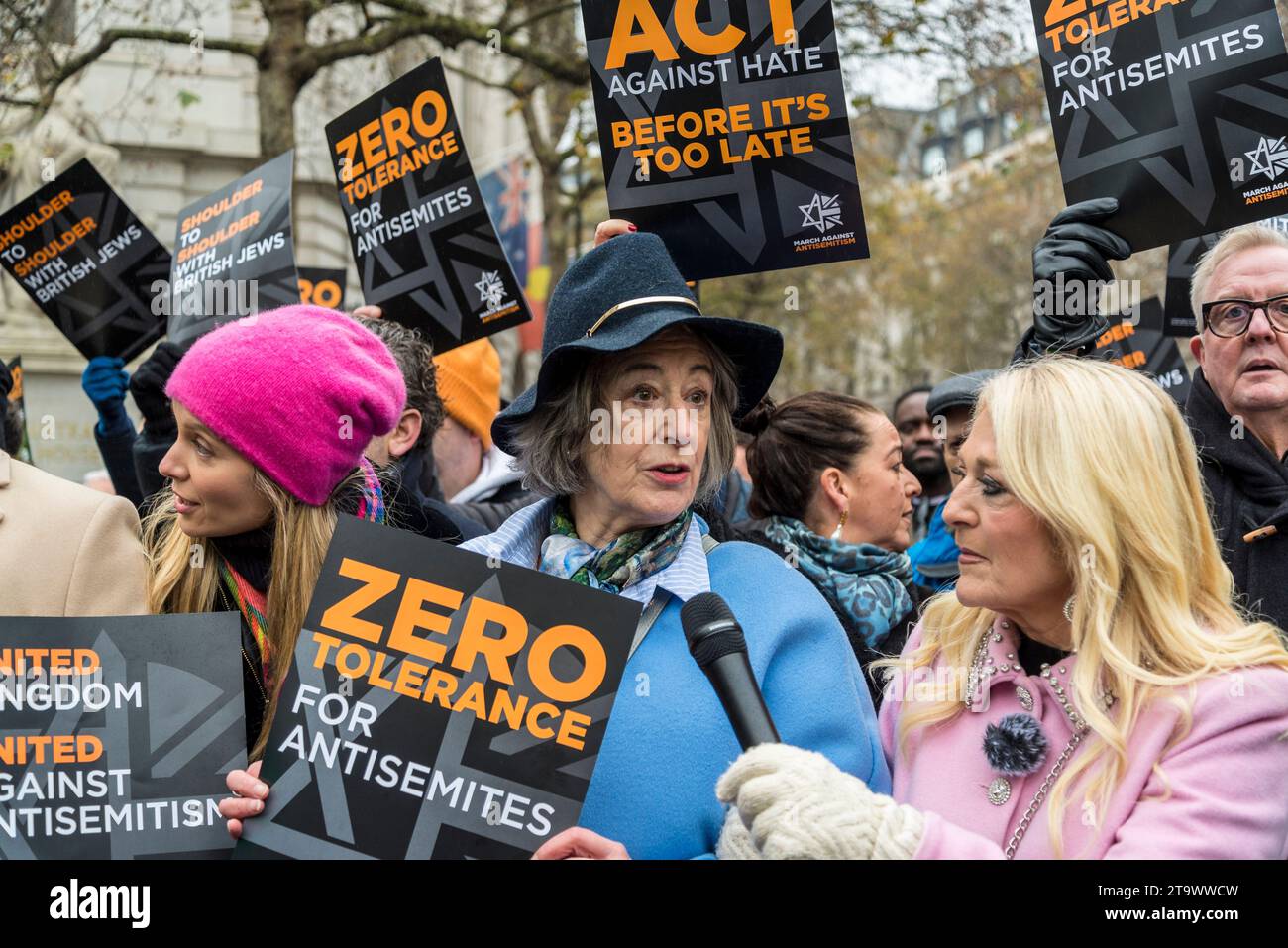 L'attrice Maureen Lipman e Vanessa Feltz alla marcia contro l'antisemitismo, decine di migliaia di persone protestano contro l'aumento dei crimini d'odio contro gli ebrei Foto Stock