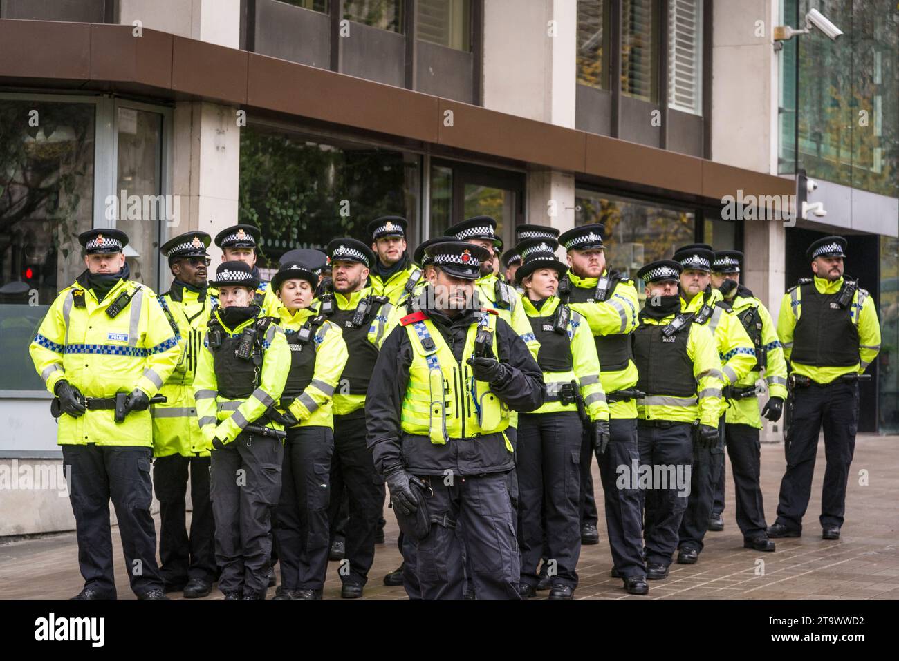 Polizia extra reclutata per sorvegliare la marcia contro l'antisemitismo, decine di migliaia di persone protestano contro l'aumento dei crimini d'odio contro gli ebrei, Londra, Foto Stock