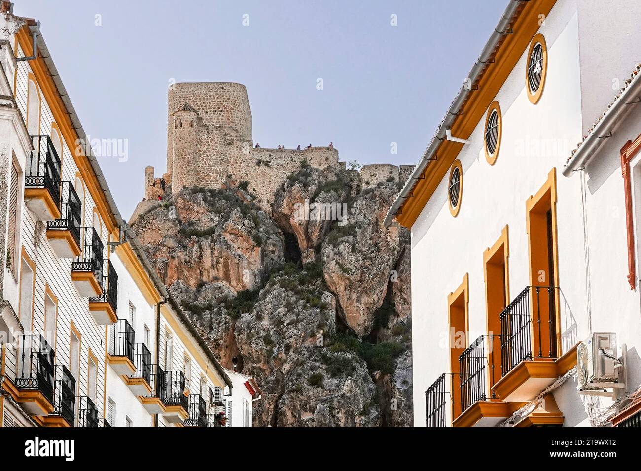 Il Castello di Olvera, un castello moresco costruito dagli arabi nel XII secolo su una roccia strategica che domina la città bianca di Olvera, in Spagna. Foto Stock