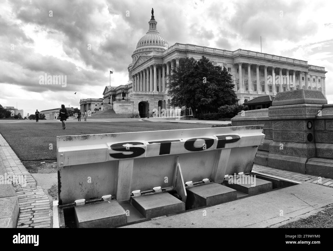 Washington, DC - 31 maggio 2018: Barriere di sicurezza e segnale di stop di fronte al Campidoglio degli Stati Uniti. Foto Stock