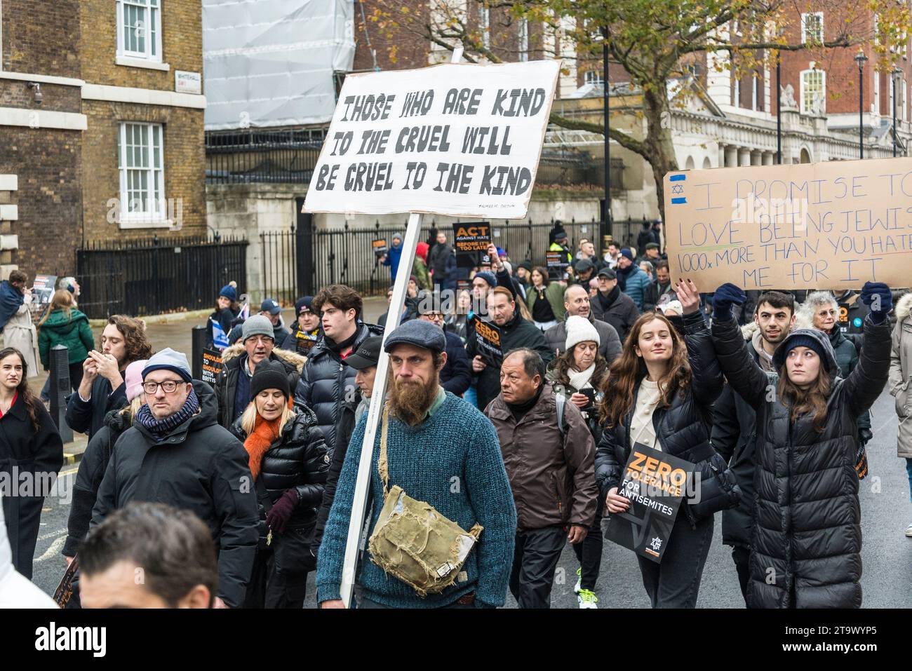 Coloro che sono gentili con i crudeli saranno crudeli con questi, marciano contro l'antisemitismo, decine di migliaia di persone protestano contro l'aumento dei crimini d'odio Foto Stock