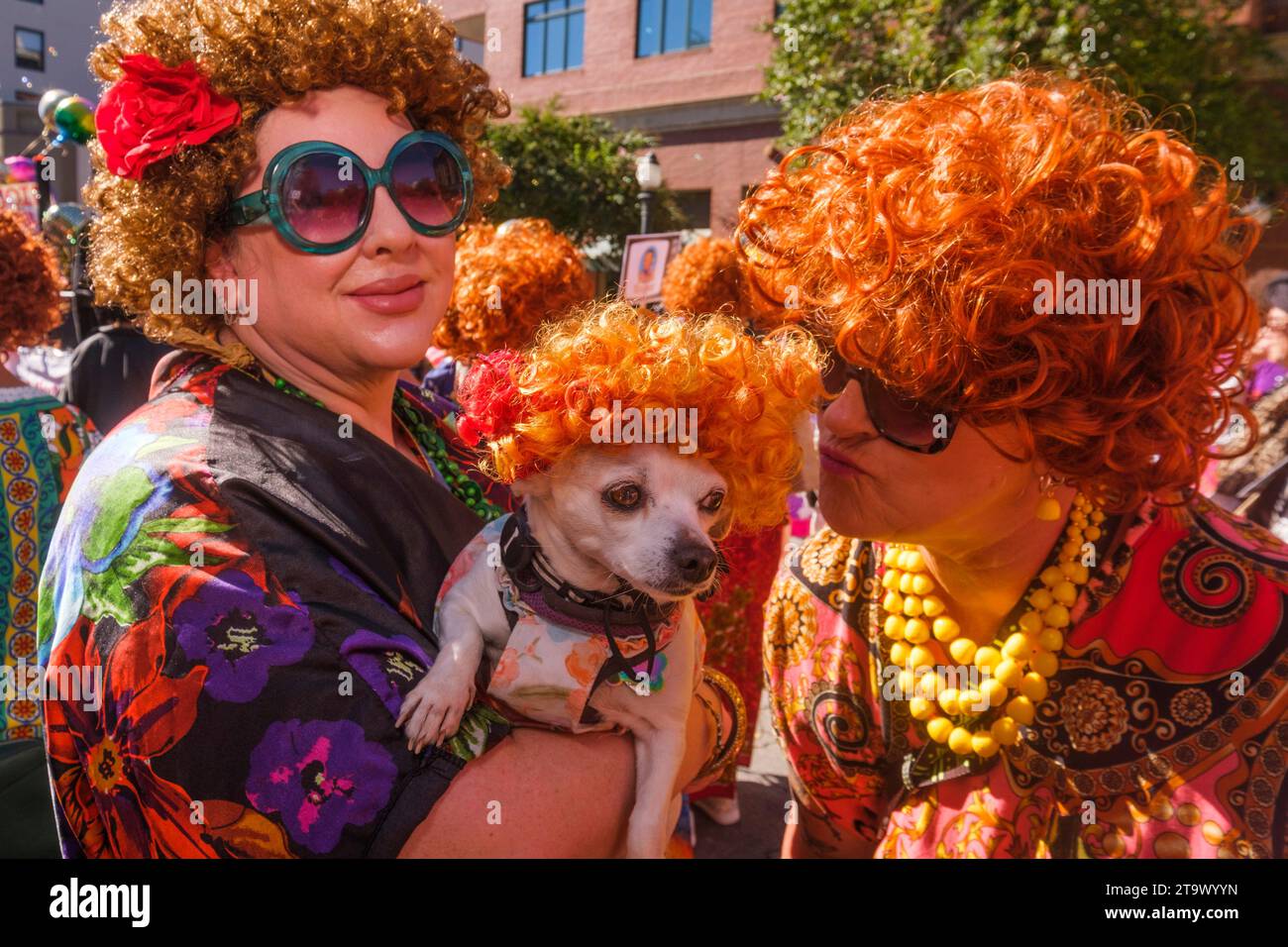 Roper Romp, una parodia del personaggio di Mrs. Roper dello show Three's Company.2023 Pasadena Doo Dah Parade, Pasadena, California, USA Foto Stock