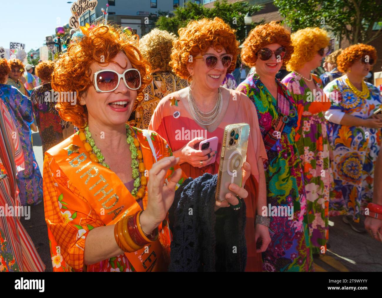 Roper Romp, una parodia del personaggio di Mrs. Roper dello show Three's Company.2023 Pasadena Doo Dah Parade, Pasadena, California, USA Foto Stock
