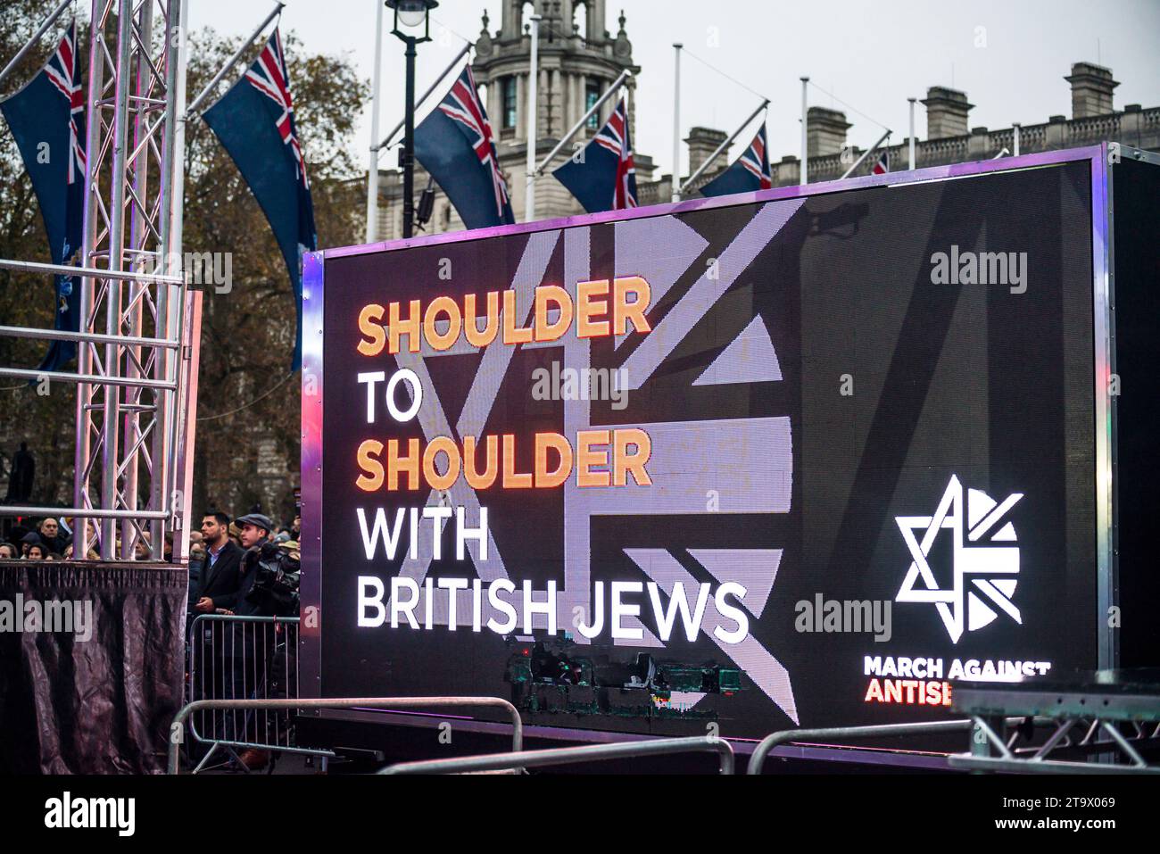 Spalla a spalla con ebrei britannici accanto al palco della Piazza del Parlamento, marcia contro l'antisemitismo, decine di migliaia di persone protestano contro l'agonia Foto Stock