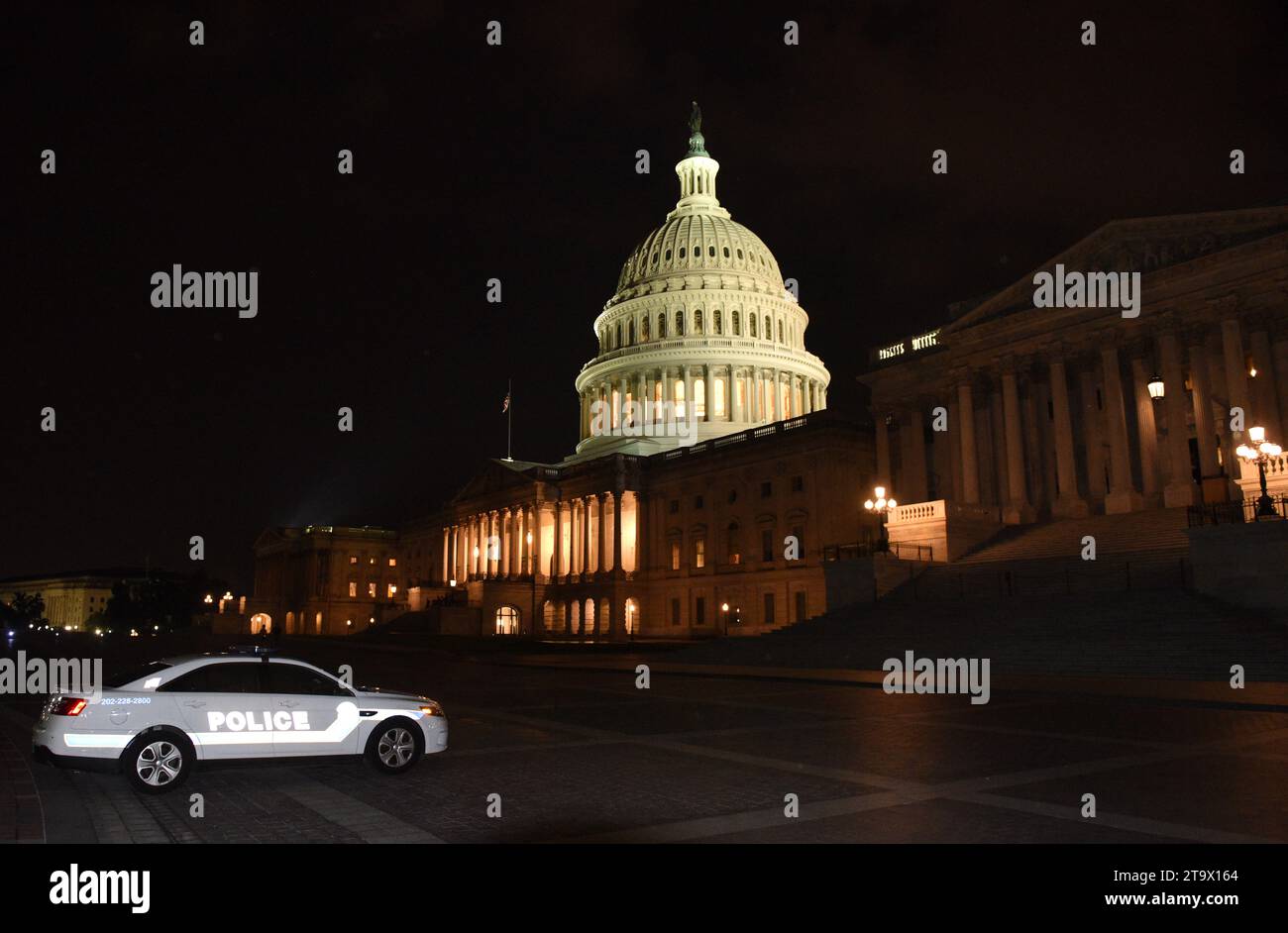 Washington, DC - 3 giugno 2018: Auto della polizia nei pressi del Campidoglio di notte. Foto Stock