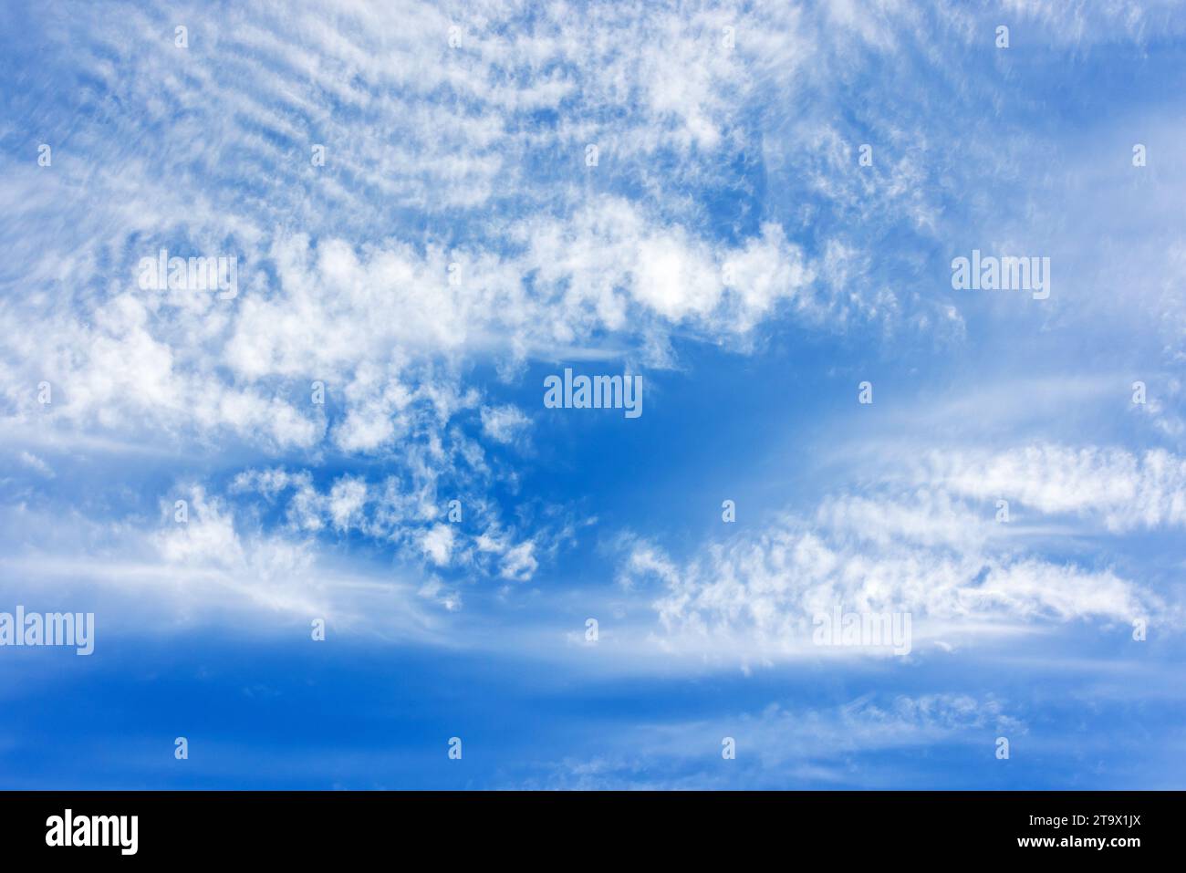 Le nuvole di altocumulo bianche sono caratterizzate da un cielo blu in una giornata di sole e una texture naturale per le foto di sfondo Foto Stock