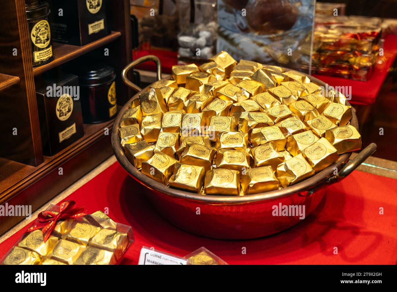 Cioccolatini belgi in mostra presso la cioccolateria Corné Port-Royal, la Galleria reale di Saint Hubert, Bruxelles, Belgio Foto Stock