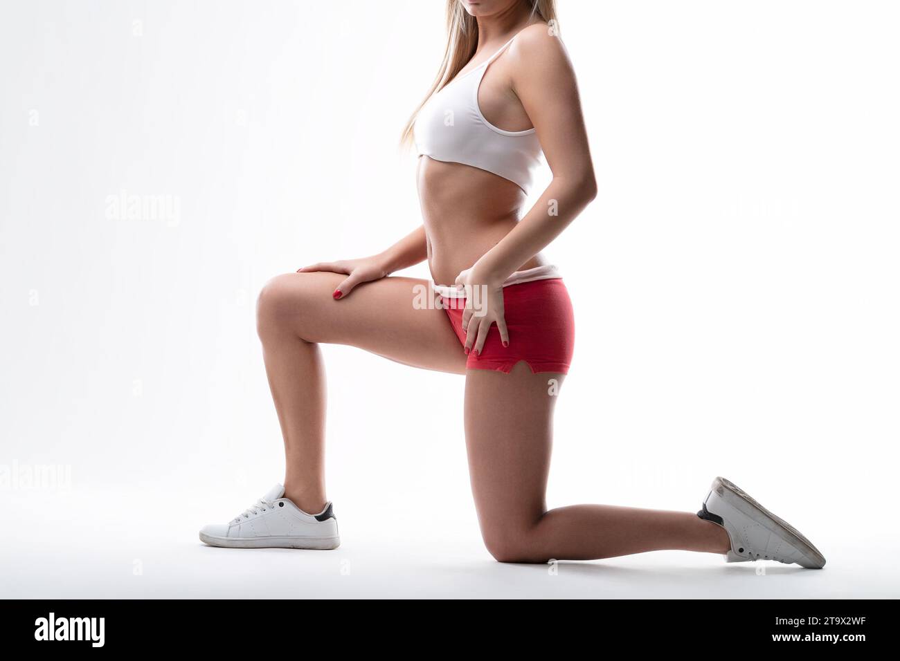 L'individuo attento al fitness si prende una pausa, illustrando l'equilibrio nell'allenamento Foto Stock