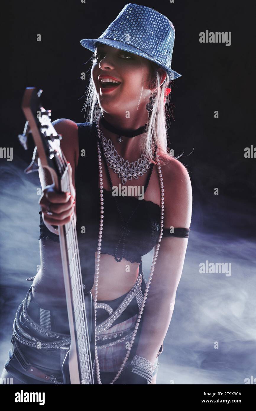 Presenza scenica incarnata dalla donna con il suo strumento, che trasuda fiducia Foto Stock