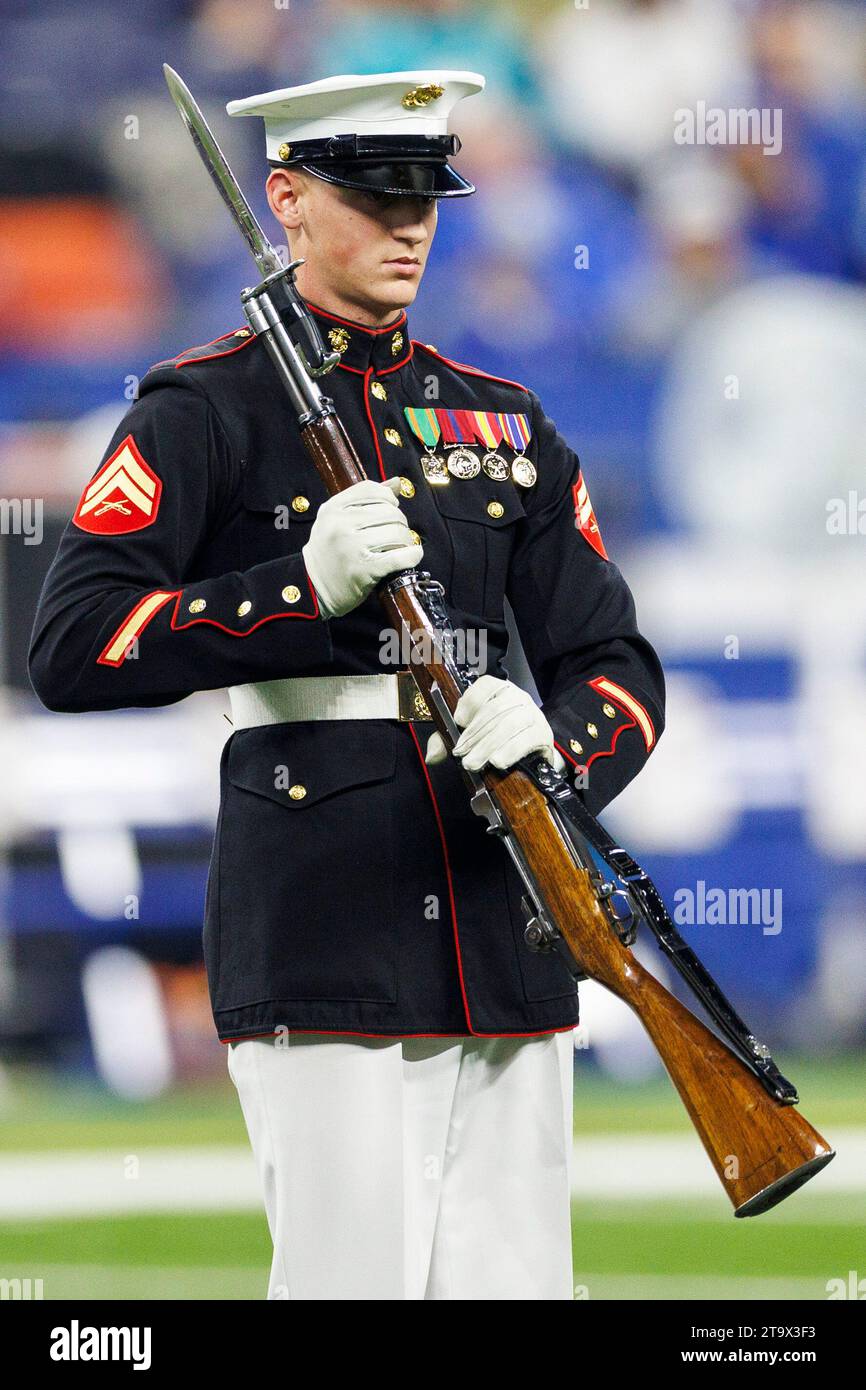 Indianapolis, Indiana, USA. 26 novembre 2023. Gli United States Marine Corps Silent Drill Platoon si esibiscono durante l'intervallo della partita di football tra i Tampa Bay Buccaneers e gli Indianapolis Colts al Lucas Oil Stadium di Indianapolis, Indiana. Indianapolis sconfisse Tampa Bay 27-20. John Mersits/CSM/Alamy Live News Foto Stock