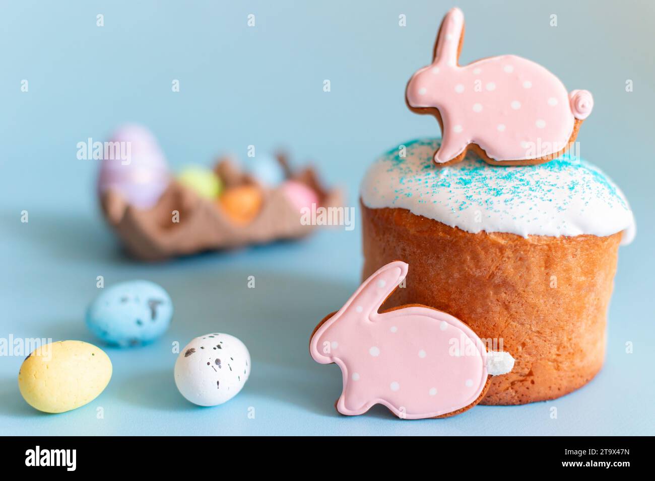 Natura morta pasquale con pan di zenzero sotto forma di coniglio su una torta pasquale Foto Stock