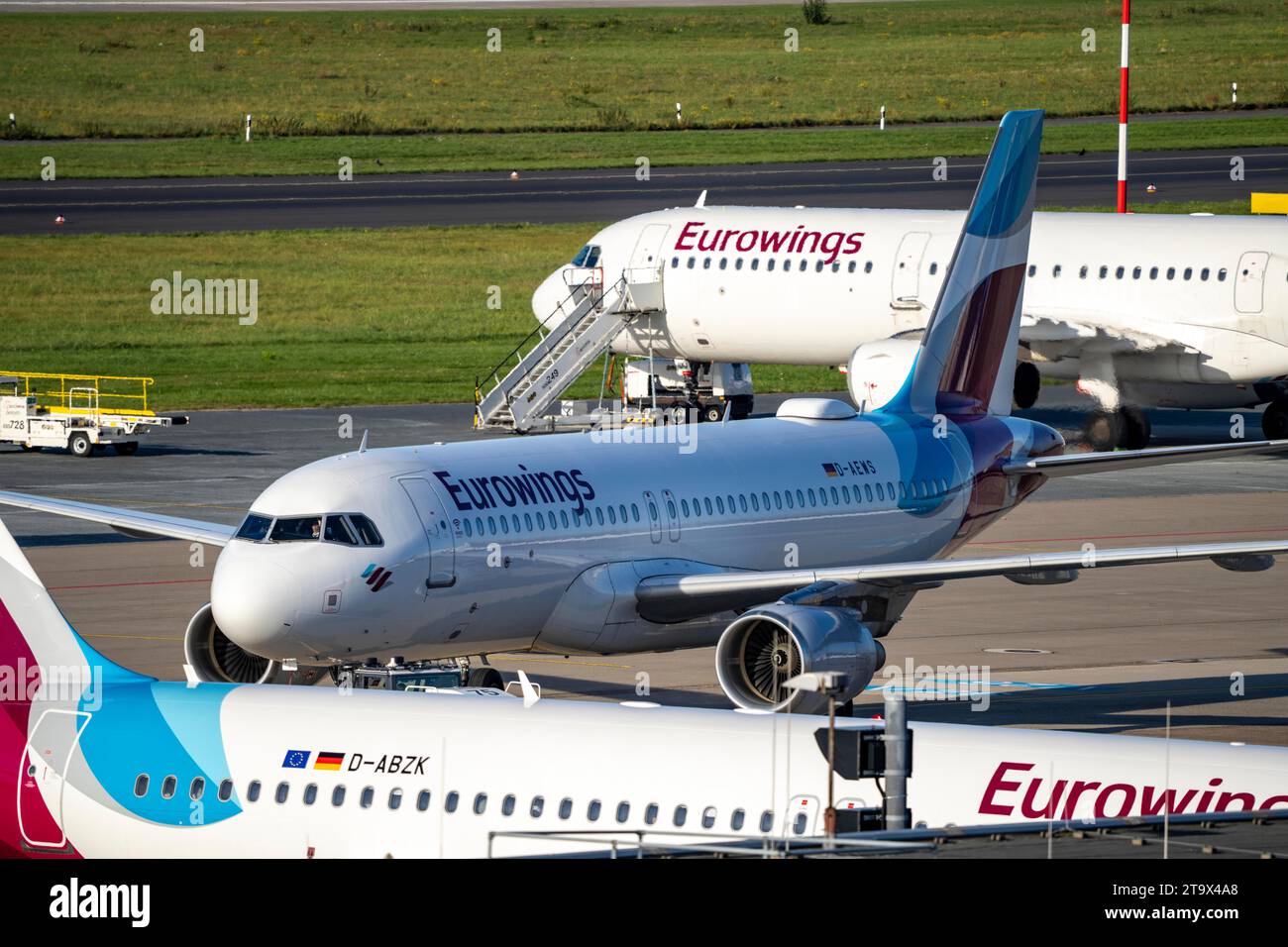 Aeroporto di Düsseldorf, aeromobili Eurowings, Airbus, posti di parcheggio, pista di rullaggio, Foto Stock