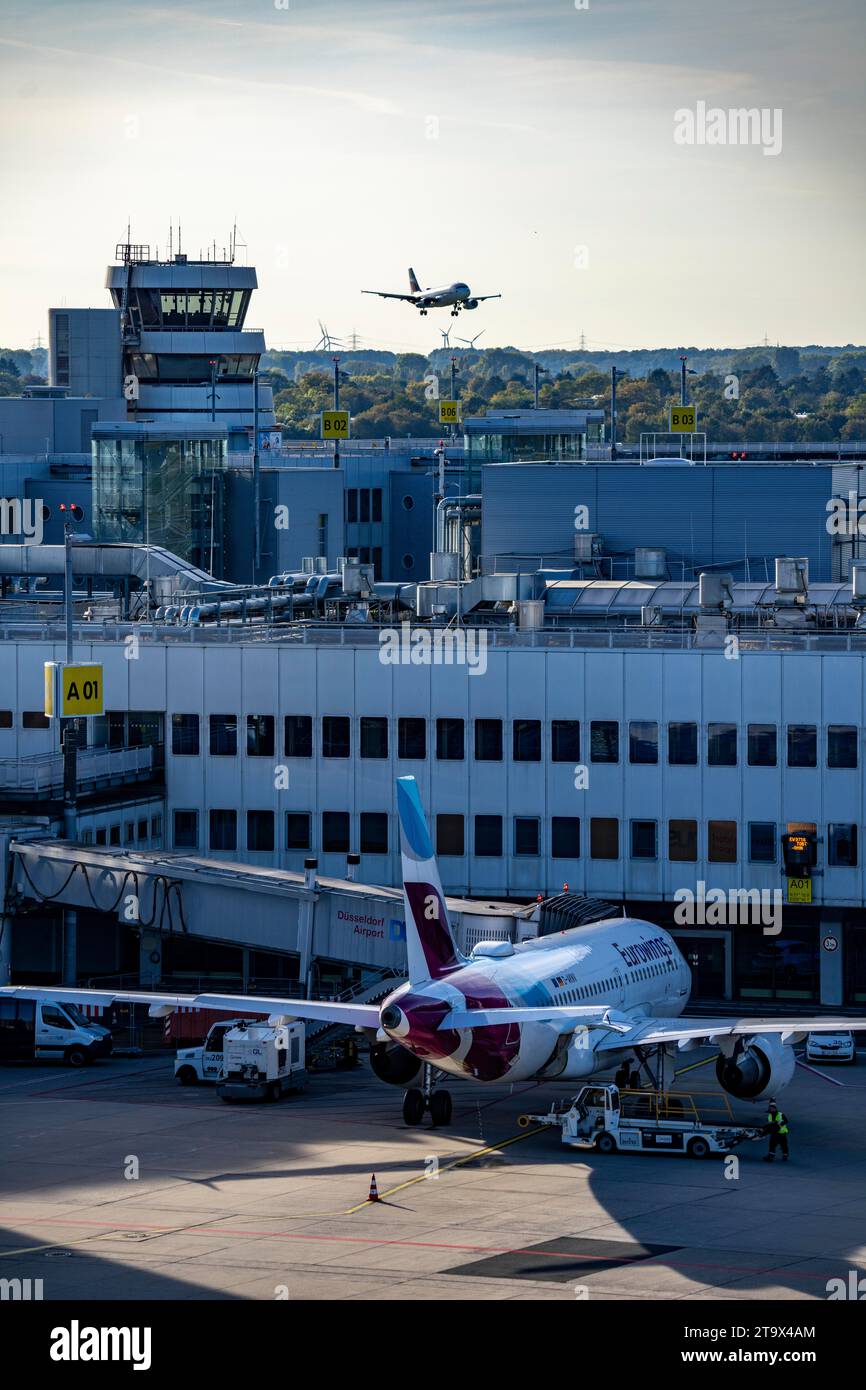 Aeroporto di Düsseldorf, aeromobili Eurowings al Terminal A, in avvicinamento, ex torre, Foto Stock