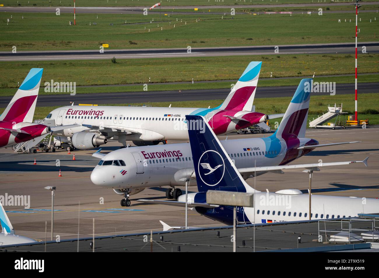 Aeroporto di Düsseldorf, Eurowings Aircraft, sulla via di rullaggio e sulla posizione di parcheggio Foto Stock