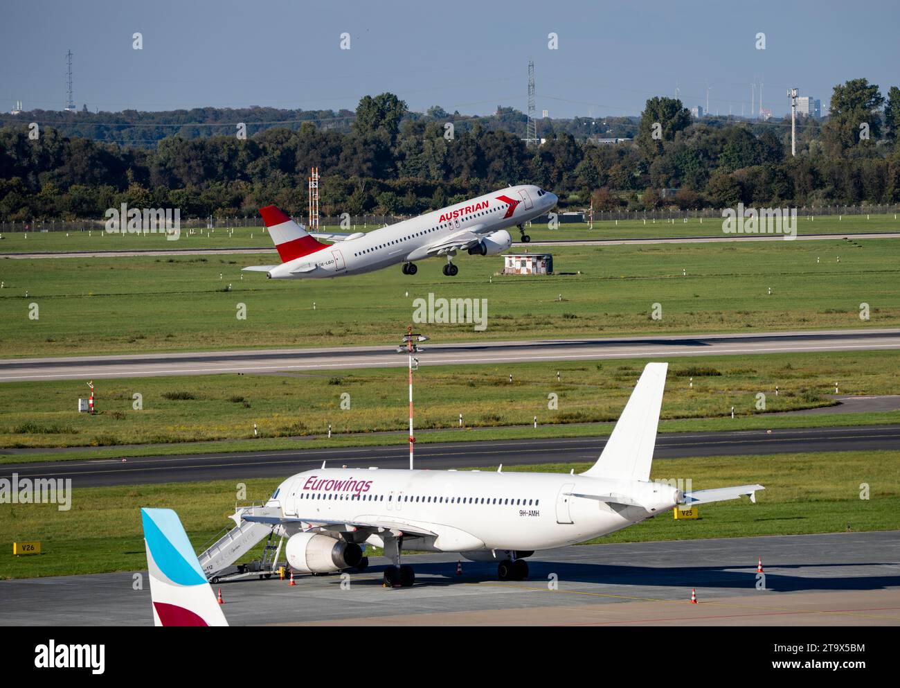 Aeroporto di Düsseldorf, austriaco A320-200 al decollo, Eurowings Airbus in posizione esterna, parcheggio , Foto Stock