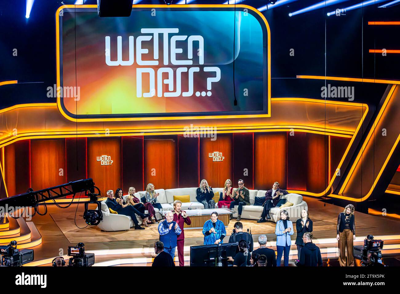 Thomas Gottschalk und Seine letzte ZDF-Sendung Wetten, Dass. Es ist das Ende einer TV-Ära. Die Sendung wurde live im ZDF übertragen. // 25.11.2023: Offenburg, Baden-Württemberg, Deutschland, Europa *** Thomas Gottschalk e il suo ultimo show della ZDF Wetten, dass la sua fine di un'era televisiva lo spettacolo è stato trasmesso in diretta su ZDF 25 11 2023 Offenburg, Baden Württemberg, Germania, Europa crediti: Imago/Alamy Live News Foto Stock