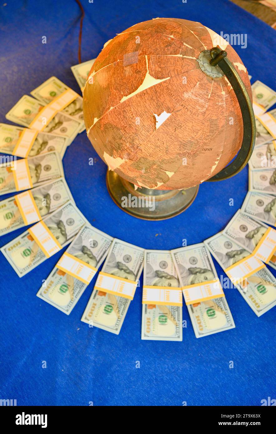 23.000 dollari USA reali, in banconote da 100 dollari in contanti, organizzate e avvolte con bande bancarie da 1.000 dollari, Money Make the World Go Round, Browntown WI, USA Foto Stock