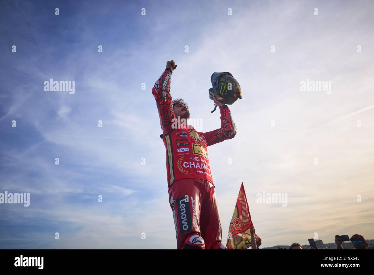 Francesco Bagnaia e Ducati Lenovo Team festeggiano il titolo di campione del mondo con i tifosi durante la sessione Race del Gran Premio MotoGP Foto Stock