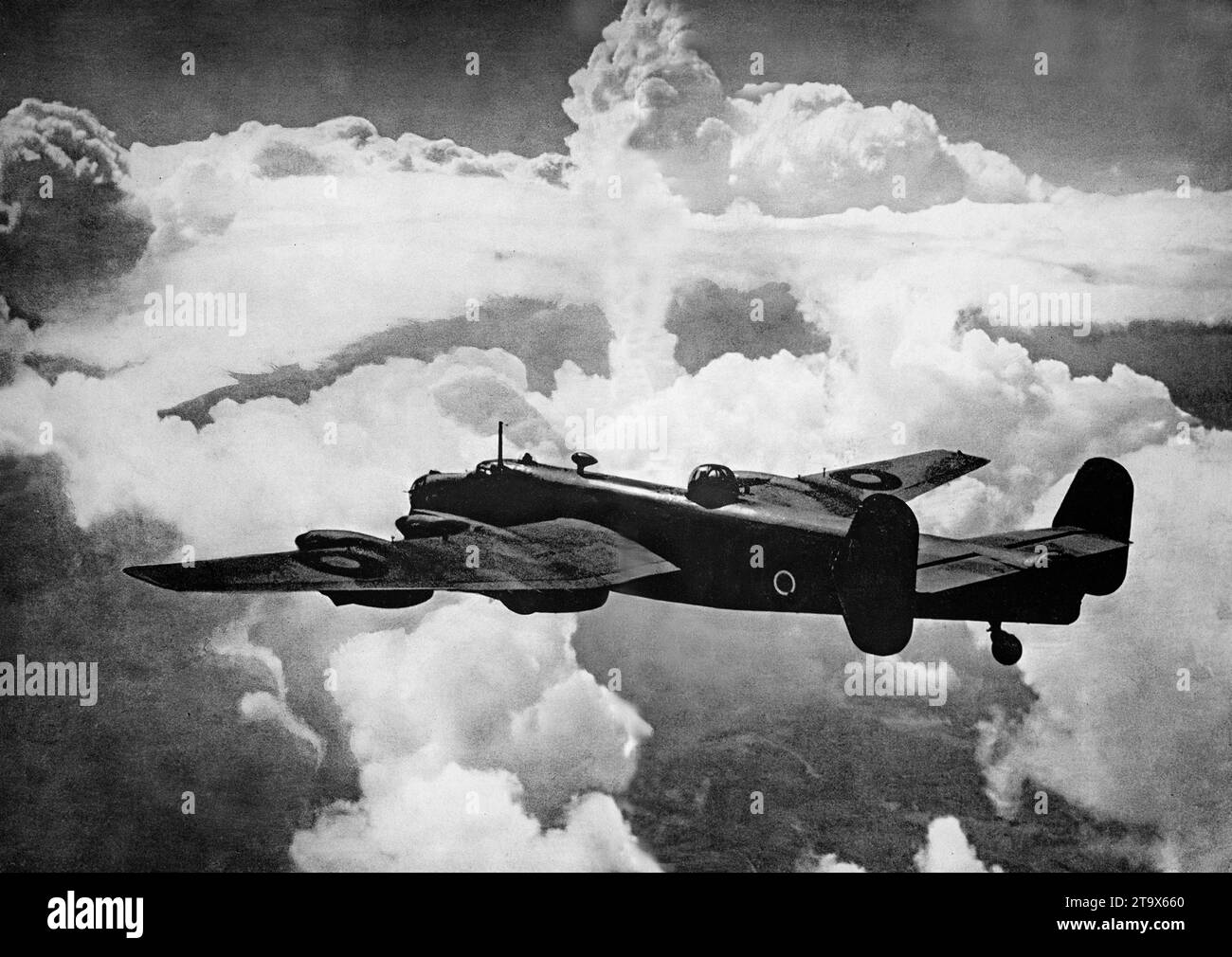Un Avro Lancaster, bombardiere pesante britannico della seconda guerra mondiale in volo. È stato progettato e fabbricato da Avro come un contemporaneo dell'Handley Page Halifax, entrambi i bombardieri sono stati sviluppati secondo le stesse specifiche, così come lo Short Stirling, tutti e tre gli aerei erano bombardieri pesanti a quattro motori adottati dalla Royal Air Force durante la seconda guerra mondiale dopo la sua introduzione nel febbraio 1942. Foto Stock